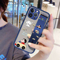 Case4you สำหรับ iPhone 15 Plus 15 Pro Max 15 Pro พร้อมสายรัดข้อมือด้านหลังฝ้าเคสการ์ตูนอะนิเมะ Maruko Crayon Shinchan เคสใส่โทรศัพท์ขอบนิ่มเคสป้องกันเลนส์เต็มรูปแบบโทรศัพท์บางเฉียบ