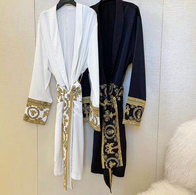 เสื้อคลุมยาวพิมพ์ลายสีดำอ่อนสุดหรูใหม่เสื้อคลุมกันลมเสื้อพระราชวังแฟชั่นบ้านสีขาวเสื้อฝน