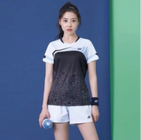 Yonex เสื้อเทนนิสชุดทีมสำหรับทั้งหญิงและชายสำหรับการแข่งขันกีฬาแห้งเร็วระบายอากาศได้ดีสำหรับฤดูร้อนปี2023