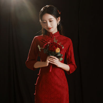 สีแดงปรับปรุงหมั้น Cheongsam ขนมปังชุดหนุ่มชุดแต่งงานจีนเจ้าสาวกลับประตูลำลองแขนยาว