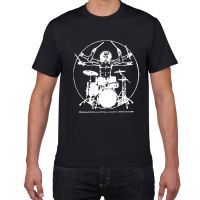 เสื้อยืด ผ้าฝ้าย พิมพ์ลายกราฟฟิค Drums Da Vinci สไตล์วินเทจ สําหรับผู้ชาย KABD