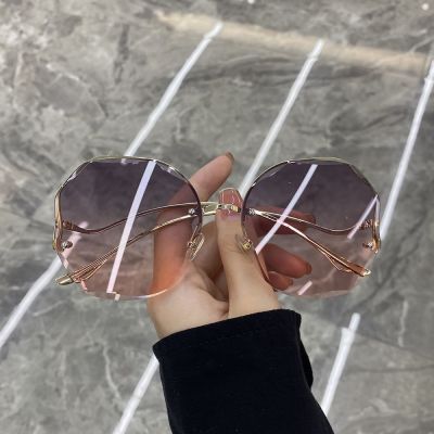 The New 2021 Without Borders Trimming Sunglasses Han Edition Tide Female Web Celebrity Round Big Box Show Thin Uv Protection Sunglasses