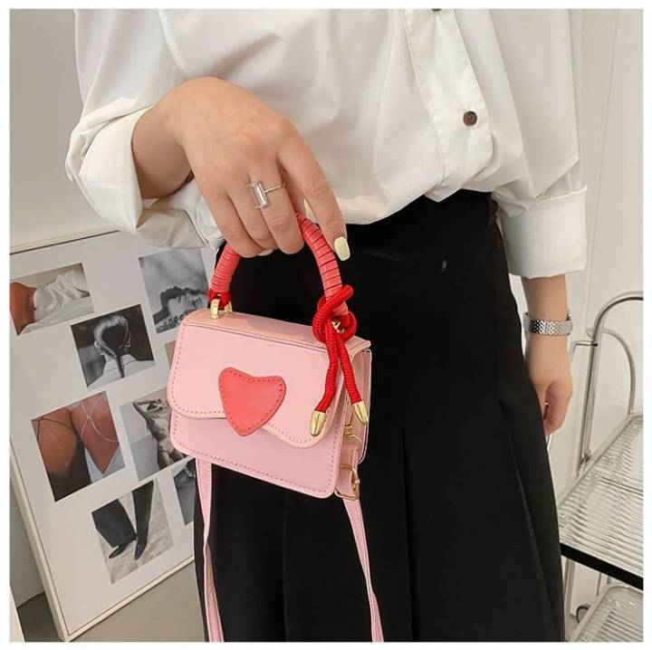 กระเป๋าถือ-ใบเล็กแต่งหัวใจหวานน่ารัก-มีสาย-cross-body