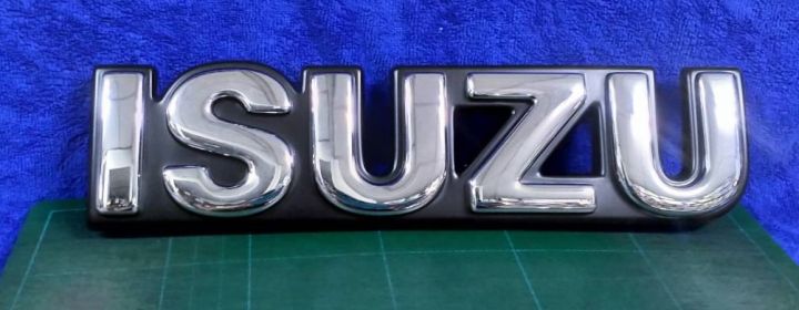 โลโก้-หน้ากระจัง-อีซูซุ-ทีเอฟอาร์-ปี-1987-1992-อักษรสีชุบพื้นดำ-โลโก้หน้ากากตรงรุ่นรถ-โลโก้หน้ากาก-อักษรหน้ากาก-isuzu-tfr-1987-1992-chrome