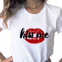 เสื้อยืดผ้าฝ้ายRed Lips Kiss Me ตัวอักษรพิมพ์เสื้อยืดสุภาพสตรีสุภาพสตรี Cal พื้นฐาน O-คอเสื้อสีขาวแขนสั้นผู้หญิงเสื้อยืด,drop Ship