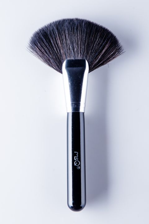lady-q-fan-face-brush-large-size-แปรงปัดแป้งส่วนเกิน-ขนาดใหญ่-สีดำ-lq-001