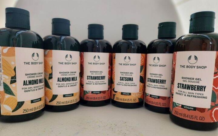 the-body-shop-strawberry-shower-gel-250ml-เดอะบอดี้-ช็อป-สตรอเบอรี่-ชาวเวอร์-เจล-ทำความสะอาดผิวกาย-เจลอาบน้ำ-ออร์แกนิค