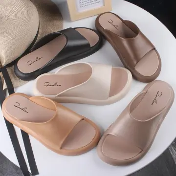 Women Wear Flat-Bottomed Fashion Sandals and Slippers out in