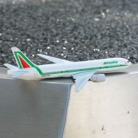 Italy Alitalia Airlines Boeing 777 Airplane Alloy Diecast Model 15cm World Aviation Collectible Souvenir Ornament Miniature