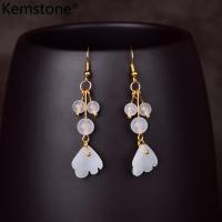 Kemstone เครื่องประดับสไตล์วินเทจลูกปัดแก้วสีขาวไม่สมมาตรวางต่างหูสำหรับผู้หญิง