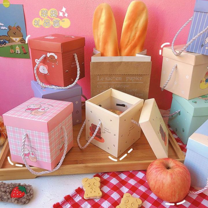 กล่องกระดาษ-กล่องของขวัญน่ารัก-gift-box-กล่องของขวัญหูหิ้ว-กล่องคุ๊กกี้-กล่องขนม-กล่องใส่ของขวัญ-กล่องใส่ขอชำร่วย-คละลาย