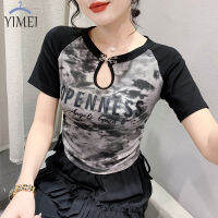 YIMEI เสื้อยืดผู้หญิงสั้นเข้ารูปพอดีเด็กผู้หญิงรสเผ็ดใหม่2023ฤดูร้อนเสื้อยืดแขนสั้นพิมพ์ลายตัวอักษรเชือกด้านบนเสื้อยืดสองส่วนที่ไม่สม่ำเสมอ