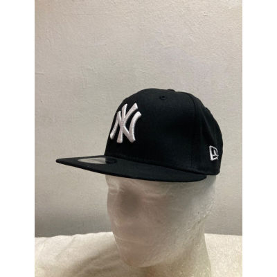 New Era 9Fifty (YOUTH ) หมวกแก๊ป ลายโลโก้ NY Yankees สีขาว สีดํา