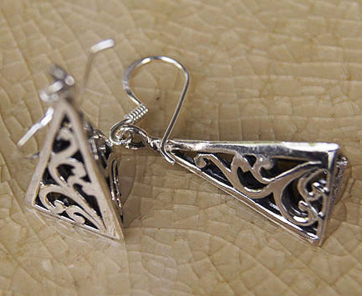ห้อย-สามเหลี่ยมน่ารักทำจากมึอลวดลายไทยตำหูเงินสเตอรลิงซิลเวอรสวยของฝากที่มีคุณค่า-thai-design-earrings-hanging-cute-triangle-925-sterling-silver-exotic