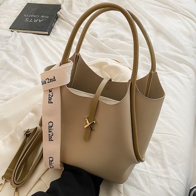 The spring of 2022 the new tide female bag bag one shoulder of leisure bag western style fashion pure color large bucket bag