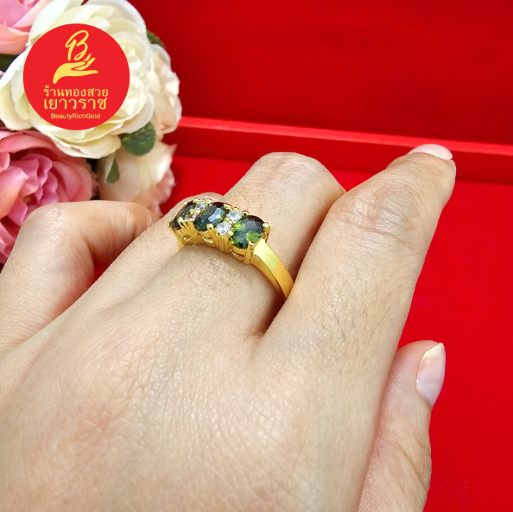 แหวนทองฝังพลอย-สีเขียวส่อง-ตัวเรือนสีทอง-ชุบทอง-เสริมบารมี-ทำจากทองเหลือง-เรียบหรู-ใส่ได้ทุกโอกาส-รูปถ่ายจากสินค้าจริง