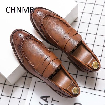 รองเท้า CHNMR-S สำหรับใหม่ผู้ชายปลายแหลมแนวโน้มผลิตภัณฑ์แฟชั่นหนังลำลองธุรกิจสไตล์อังกฤษแบบสวม