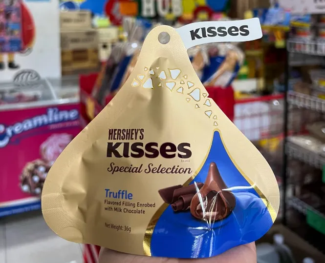 Hershey Kisses Special Selection Truffle, Yogurt, Strawberry 36g