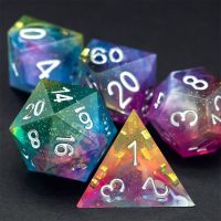 Cusdie ชุด Dice Dice ขอบคม7ชิ้นเรซินคละสีลูกเต๋า D &amp; D ทำด้วยมือลูกเต๋าหลายหน้า D20 D4สำหรับเส้นทางการเล่นบทบาทเกม DAyuns