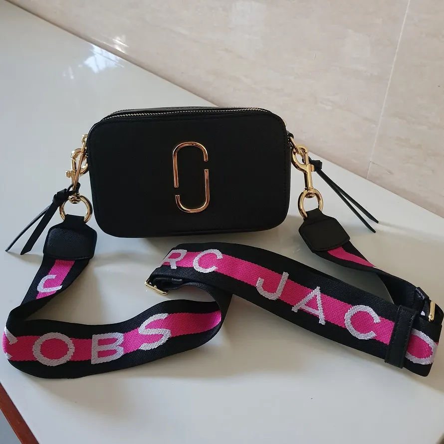 M..A.R.C J.A.C.O.B.S Pink Logo Strap Medium Snapshot Black Camera Bag