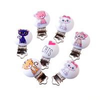 5PCs Baby Pacifier Clips Lovely Cartoon Love Cats Pattern White Wood Metal Holders Cute Infant Soother Clasps Funny Accessories Clips Pins Tacks