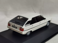 Diecast 143 Scale CITEOEN BX 1983 Vintage ซีดานอัลลอยด์รถคอลเลกชันบูติกตกแต่งจอแสดงผล Gift