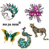 【Fashion house]RUI JIA DUSK แฟชั่นผู้หญิงระดับไฮเอนด์เข็มกลัดมุกเทียม Rhinestone ฝังพืชสัตว์ออกแบบสำนักงานพรรคของขวัญวันเกิด