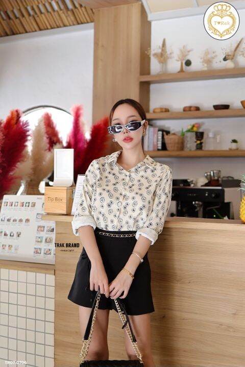 เซท-3-ชิ้น-เสื้อเชิ้ตแขนยาวคอปกกระดุมหน้าลายดอกไม้-มาพร้อมกางเกงขาสั้นสีดำ-แต่งด้วยโซ่ผูกเอวปลายชายแต่งลายโลโก้-งานสวย