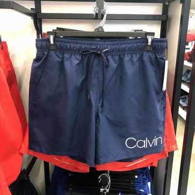 กางเกงขาสั้นชายหาดพิมพ์ลายคลาสสิกของ Calvin Kleinn สำหรับผู้ชาย