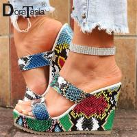 DORATASIA ยี่ห้อใหม่สุภาพสตรีแพลตฟอร์มรองเท้าแตะแฟชั่นสีผสม Wedges รองเท้าส้นสูงฤดูร้อนผู้หญิงรองเท้าแตะรองเท้าลำลอง Woman