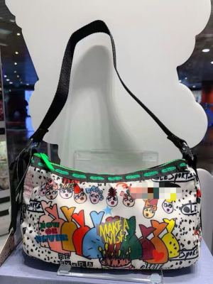 Lesportsac 2023 2780Alber รุ่นสหกรณ์ Lulu กระเป๋าสะพายใบเล็กอวยพรวันเกิด