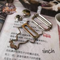 1inch ตัวล็อค สายเอี๊ยม ตัวเลื่อนสาย ตัวเลื่อน เหลี่ยม ตัวล็อค เอี๊ยม สีเงิน ขนาด 2.8x4 cm ช่องสำหรับใส่สาย 1 นิ้ว (หนึ่งนิ้ว) จำนวน 1 อัน