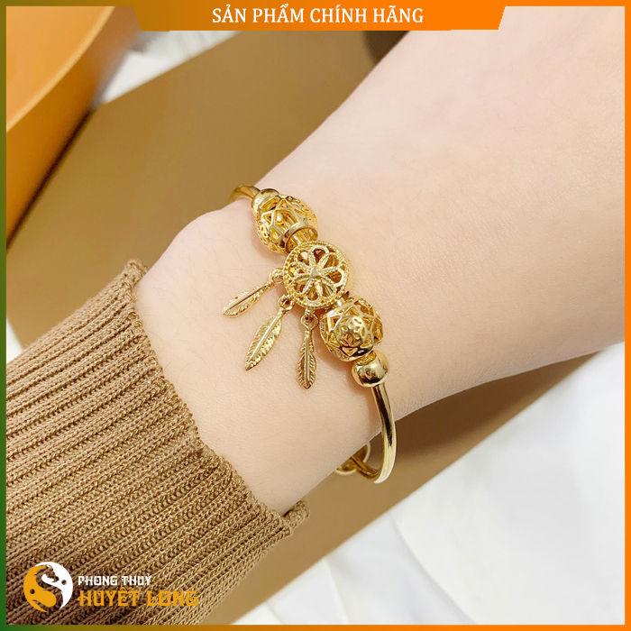 Lắc tay nữ mạ vàng: Lắc tay nữ mạ vàng mang đến một vẻ đẹp quý phái và tinh tế. Sản phẩm được làm từ chất liệu cao cấp, phù hợp với nhiều phong cách và dịp khác nhau.