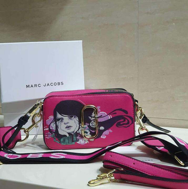 Marc Jacobs + Anna Sui กับสาว Snapshot กระเป๋ากล้องกลางที่มีสองสาย Lazada.co.th