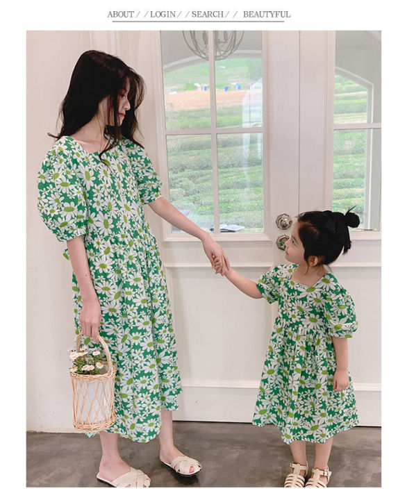 dmแม่และลูกสาวชุดเดรสหน้าร้อนครอบครัวชุดเข้ากันเสื้อผ้าเด็กชุดเดรสลายดอกไม้