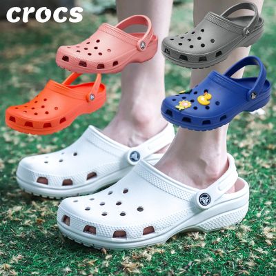 Crocs รองเท้าแตะลําลองสําหรับ Unisex ส้นแบนมีระบายอากาศสไตล์คลาสสิค