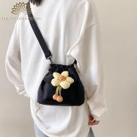 THE INTERNET ผ้าใบแคนวาส กระเป๋า Crossbody เชือกหูรูด ดอกไม้ประดับดอกไม้ กระเป๋าสะพายไหล่แบบสั้น อินส์ จุได้มาก กระเป๋าเงินสะพายไหล่ สำหรับผู้หญิง