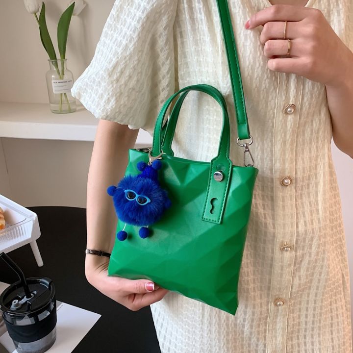 han-edition-of-fashion-handbags-female-hand-carry-ling-lattice-bucket-bag-2022-new-niche-sense-of-texture-senior-one-shoulder-inclined-shoulder-bag
