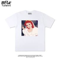 【HOT】แฟชั่นยูนิเซ็กซ์ﺴ℗ยุโรปอเมริกันอินเทรนด์สินค้าสองมิติ Ariel Princess เสื้อยืดแขนสั้น Retro รอบคอ Spoof แนวตั้งนิ้วกลาง100%cotton