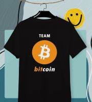 To the Moon ?? เสื้อยืดลาย Bitcoin เหรียญคริปโต Cryptocurrency ผ้า Cotton ?ใส่สบาย สกรีนแบบ DTG สีสันสดใส ไม่ยืดไม่ย้วย