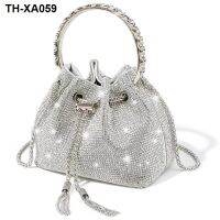 ◄♞۞ กระเป๋าผู้หญิง 2023 ฤดูร้อนใหม่กระเป๋า Rhinestone เพชรเงากระเป๋าถังเฉพาะแสงหรูหรา Messenger กระเป๋าถือกระเป๋าอาหารค่ำ