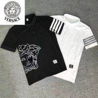 Versaceˉnew เวอร์ชั่นดั้งเดิมเสื้อผู้ชายแขนสั้นเสื้อโปโลแนวสังคมแบรนด์ทันสมัยพิมพ์โลโก้เสื้อสไตล์ธุรกิจเสื้อคอปกคอพับ