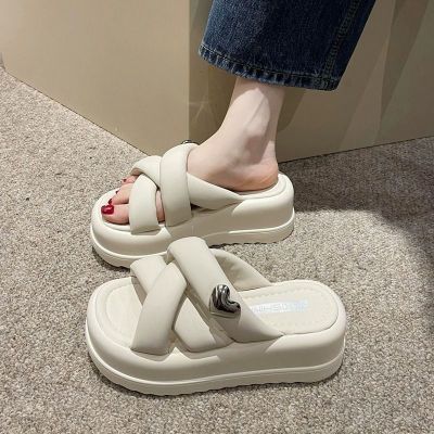 【July】 Internet celebrity slippers womens summer outerwear niche high-end sense 2023 new office heightened thick-soled sandals and beach shoes