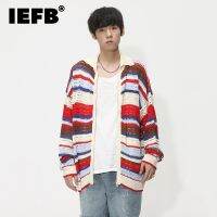 IEFB เสื้อคาร์ดิแกนถักนิตติ้งกลวงออกผู้ชายตามสมัยนิยมแจ๊กเก็ตแบบบางเสื้อลำลองฤดูใบไม้ร่วงเสื้อโค้ทเสื้อกันหนาวลายทางหลวมสไตล์เกาหลี9C1096