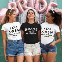 เสื้อยืดคู่รักขายสำหรับผู้ชายและผู้หญิงเสื้อยืดชุดว่ายน้ำ Bride Squad เพื่อนเจ้าสาวเสื้อทีมสำหรับปาร์ตี้ไก่งานแต่งงานเสื้อทีม I Do ลูกเรือเสื้อยืดธีมความสุขเพื่อนได้รับแรงบันดาลใจจากปาร์ตี้ฤดูร้อน