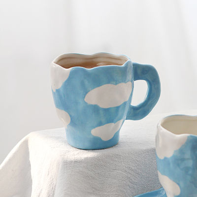 สร้างสรรค์ส่วนบุคคลมือทาสีเมฆแก้วที่มีแผ่นเซรามิกกาแฟชานมถ้วยอาหารเช้าขนมปังเค้กจานครัวบนโต๊ะอาหาร