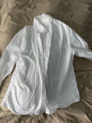 เสื้อ เสื้อเชิ้ต แขนยาว สีขาว H&amp;M size XL รอบอก 38 นิ้ว ของพ่อค้าใส่เอง ใส่ครั้งเดียว ซื้อมา 999 ส่งต่อ 300 บาท คุ้มมาก