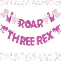 JOYMEMO สาม Rex แบนเนอร์สีแดงกุหลาบและพวงมาลัยกากเพชรคำรามไดโนเสาร์สำหรับเด็กผู้หญิง3Rd ของตกแต่งงานปาร์ตี้ไดโนเสาร์สีชมพูวันเกิด