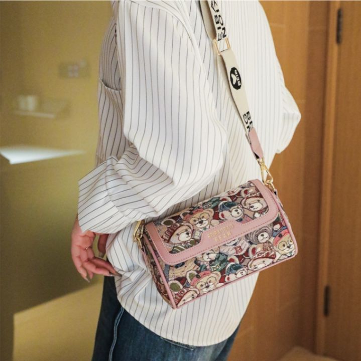 กระเป๋าลายการ์ตูน-กระเป๋าลายหมี-กระเป๋าผู้หญิงปี-2023-รุ่นใหม่-กระเป๋าสะพายข้างหญิง-สไตล์เกาหลี-กระเป๋าแฟชั่น