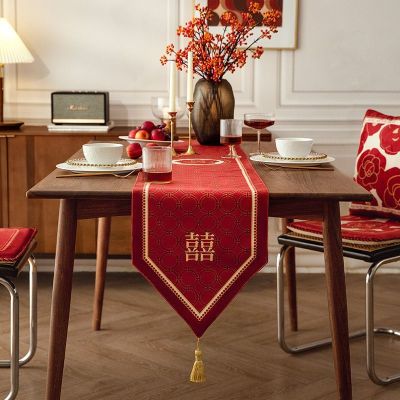 （HOT) ผ้าคาดโต๊ะงานแต่งงานสีแดงหรูหราเบาๆผ้าปูโต๊ะทีวีโต๊ะกาแฟผ้าตกแต่งแถบยาวผ้าตู้ด้านข้าง